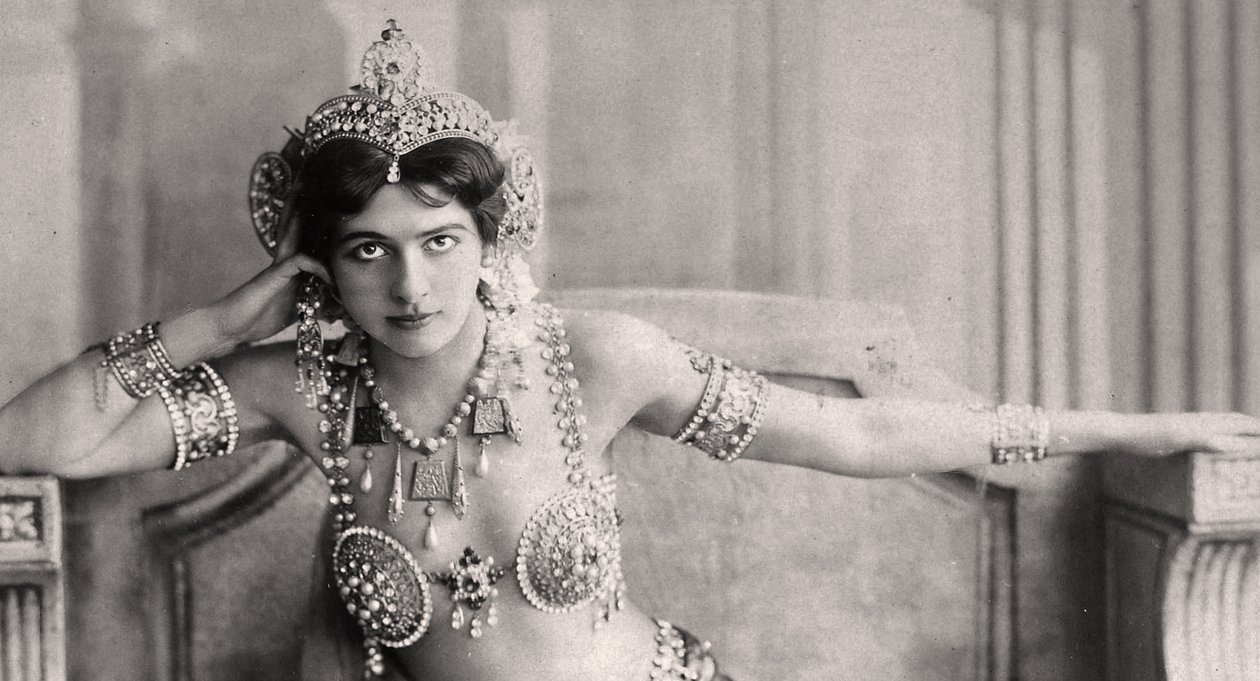 Mata Hari mücevherli bir bikini giyiyor. c.1910 by Unbekannt Unbekannt