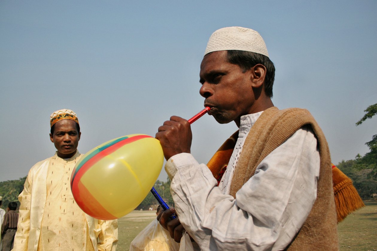 Balon flütünü şişiren Müslüman bir babanın portresi by Unbekannt Unbekannt