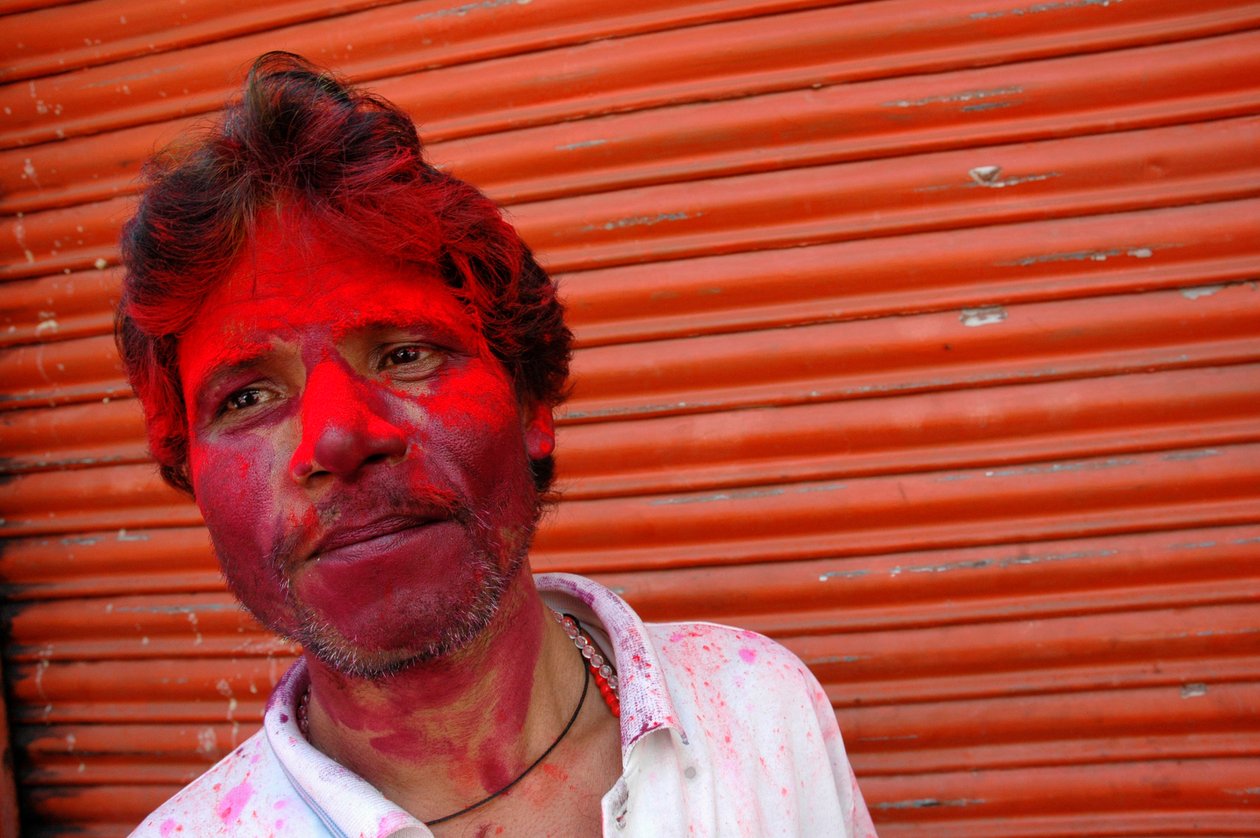 Holi festivali sırasında renk bulaşmış bir adamın portresi. Kalküta, Hindistan. 4 Mart 2007. by Unbekannt Unbekannt