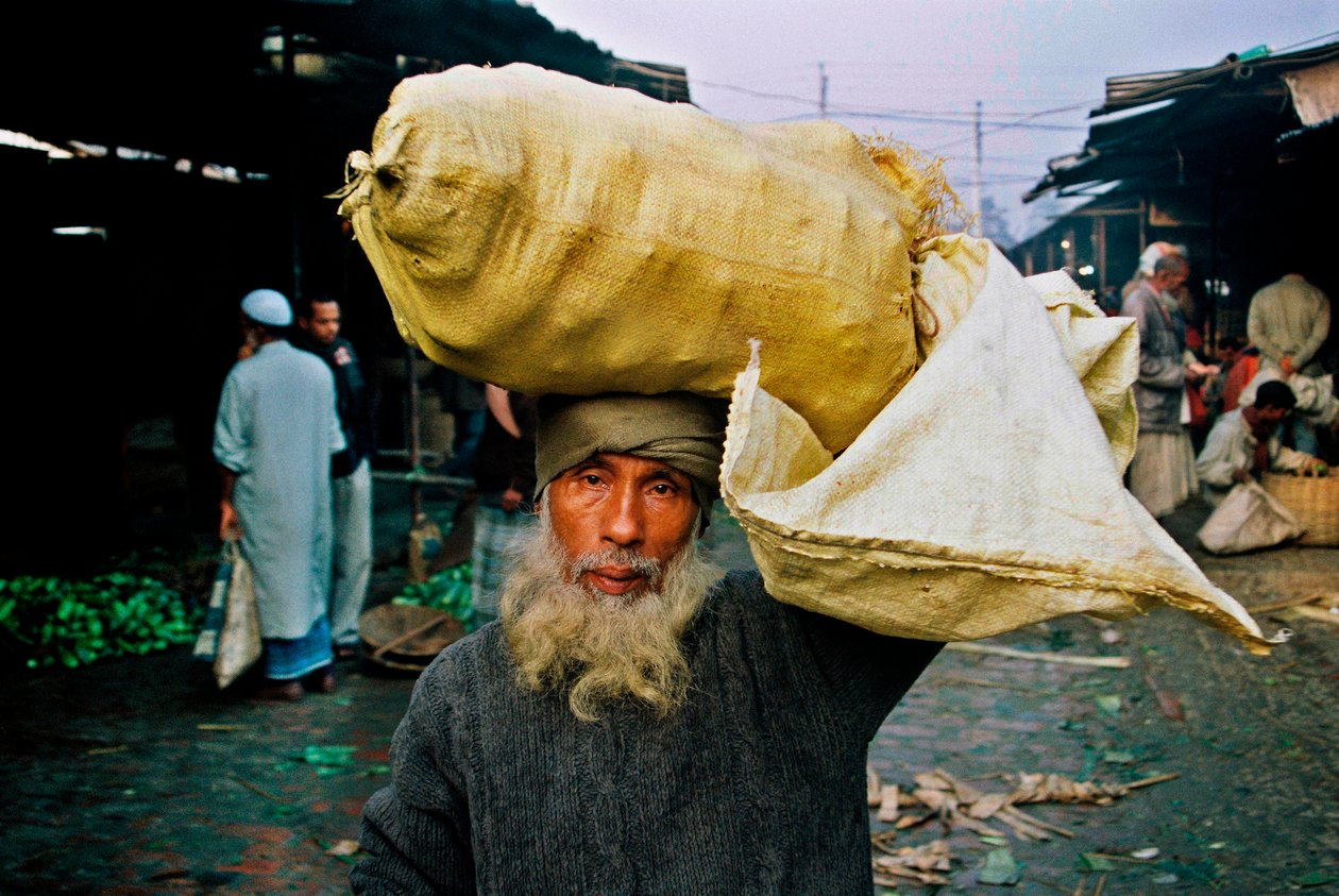 Bir sebze satıcısının portresi. Abdus Samad çarşıdan sebze alır ve sokakta satar. Nirala kacha bazar, Khulna, Bangladeş. by Unbekannt Unbekannt