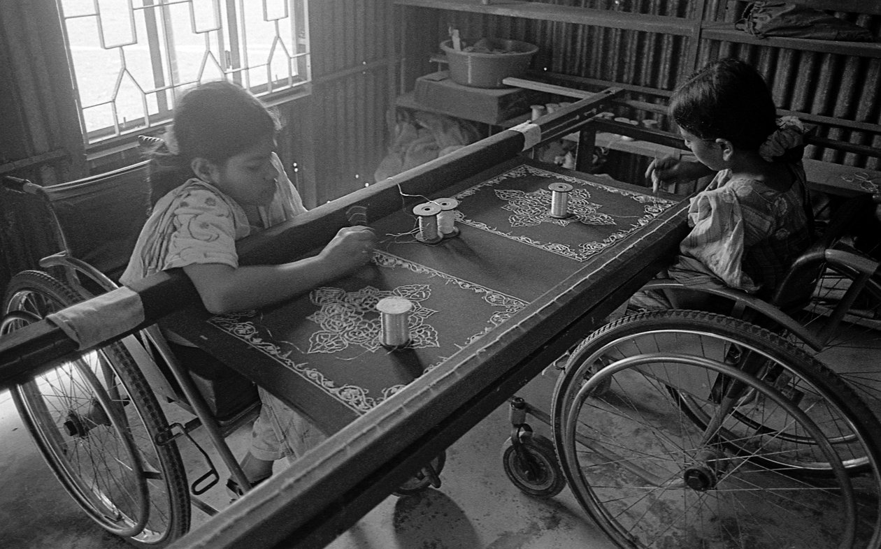 Fiziksel olarak engelli iki kız, Savar, Dakka, Bangladeş