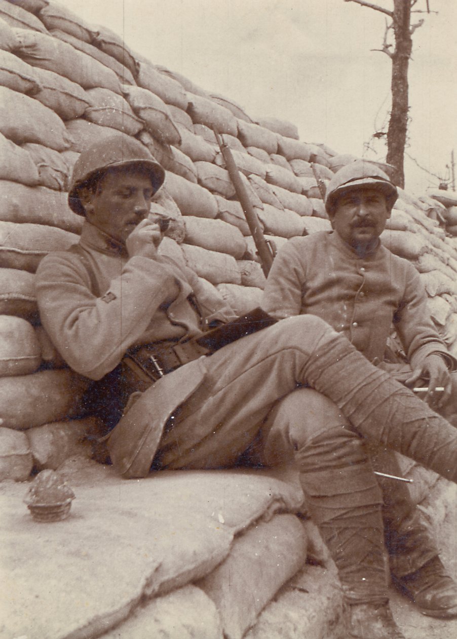 Siperde sigara içen iki asker, Birinci Dünya Savaşı, 1914-18 by Unbekannt Unbekannt