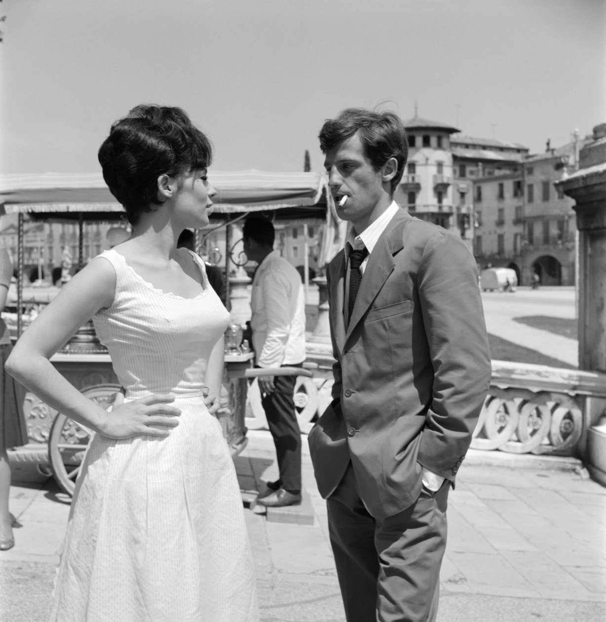 ABANO TERME (İTALYA): “” THE CHEATERS”” FİLMİNİN ÇEKİLMESİ: aktör JEAN-PAUL (jean paul) BELMONDO VE OYUNCU PASCALE PETIT - 1960 by Unbekannt