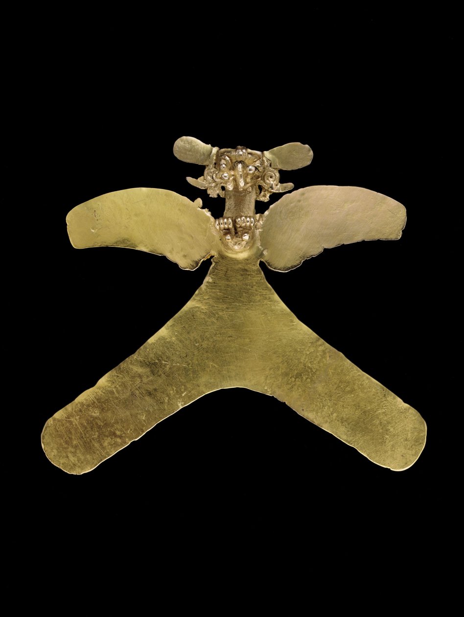 Bir Kosta Rika altın kuş kolye ucu, ajur gagası olan yırtıcı kuş, küçük kıvırcık kuyruklu bir hayvanı tutuyor, c.800-1200 by Unbekannt
