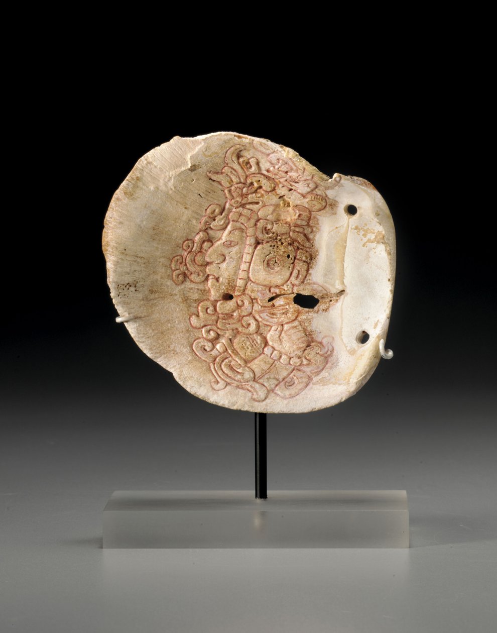Bir devlet adamının profil gövdesine sahip bir Maya pektorali, c.450-650 by Unbekannt