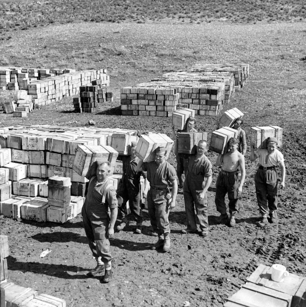 Bir kompartıman çöplüğü ve ona daha fazla malzeme taşıyan adamlar, Mart 1943 (fener kaydırağı) by Unbekannt