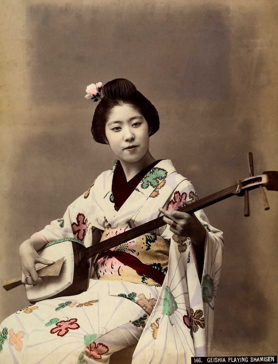 Shamisen oynayan bir geyşa (renkli fotoğraf) by Unbekannter Künstler