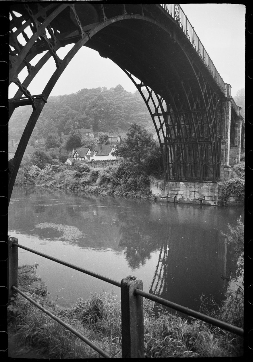 Demir Köprü'ye genel bir bakış, Demir Köprü, Demir Köprü, The Gorge, Telford ve Wrekin, Birleşik Krallık, 1955-82 dolayları (s/b fotoğraf) by Unbekannter Künstler