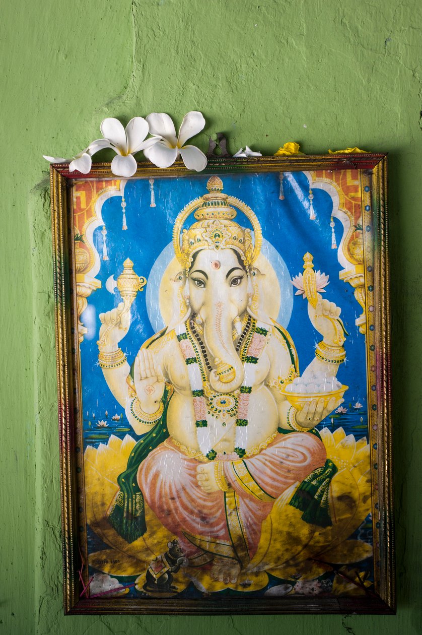 Sri Lanka, Tirukovil'deki Kovil köyündeki bir tapınağın duvarında fil başlı tanrı Ganesh'in bir resmi. 29 Mayıs 2010. (fotoğraf) by Unbekannt