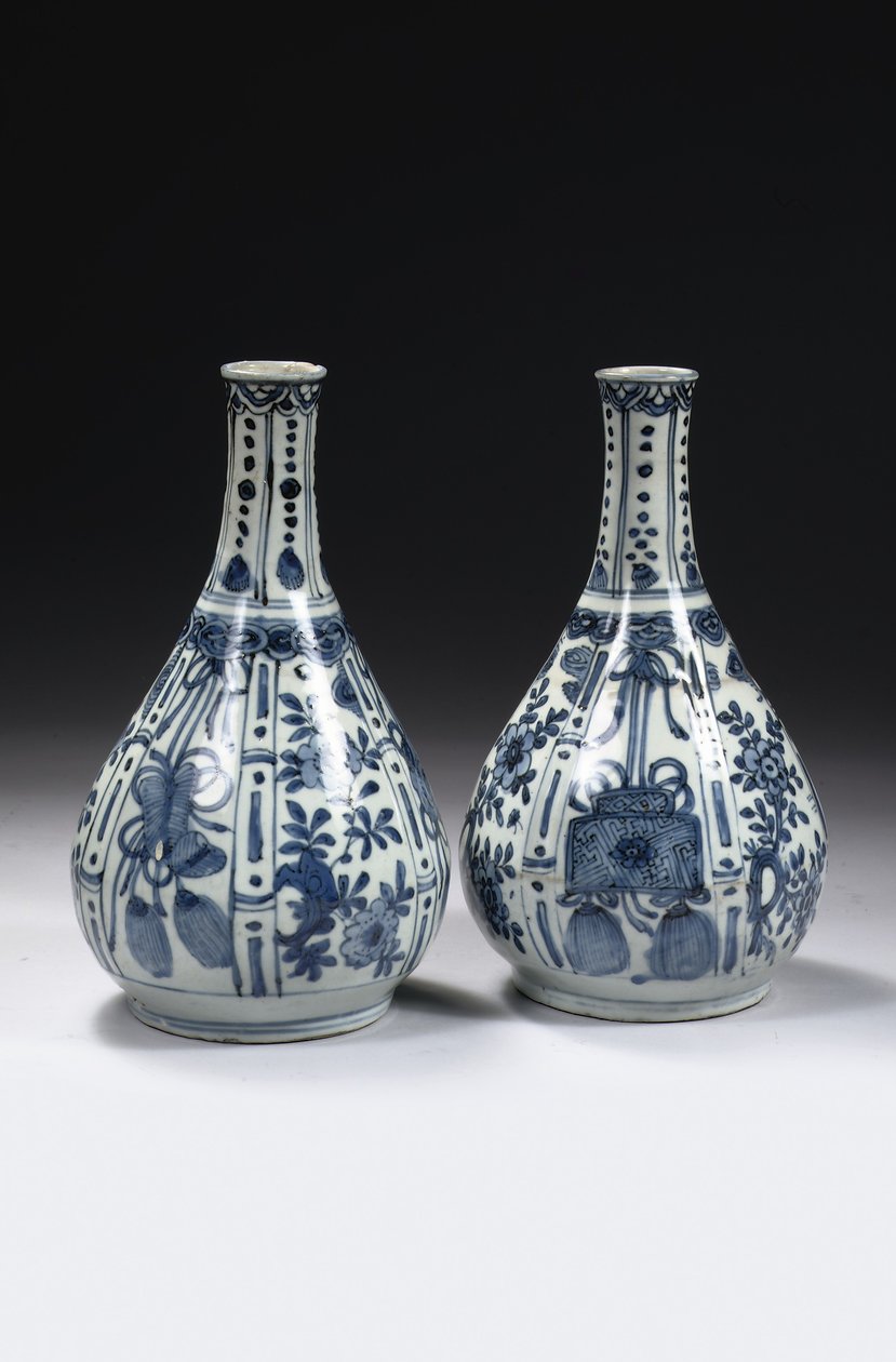 Çin mavi ve beyaz "kraak porselein" şişe vazo çifti, Wanli dönemi, 1573-1619 by Unbekannt