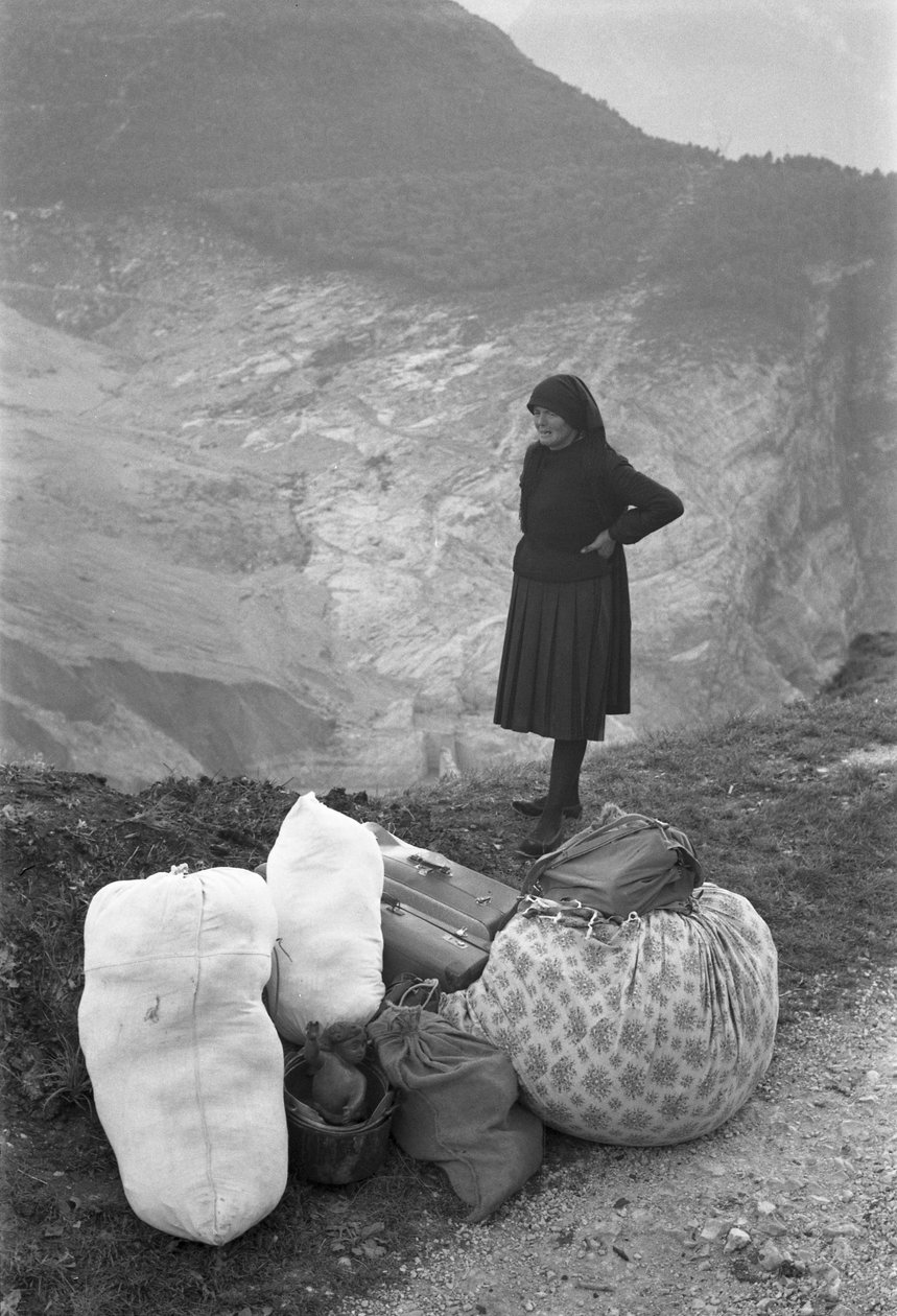Bir kadın trajediyi anlatıyor, Longarone, Vajont, 9 Ekim 1953: Çantalar ve Bavullar by Unbekannt