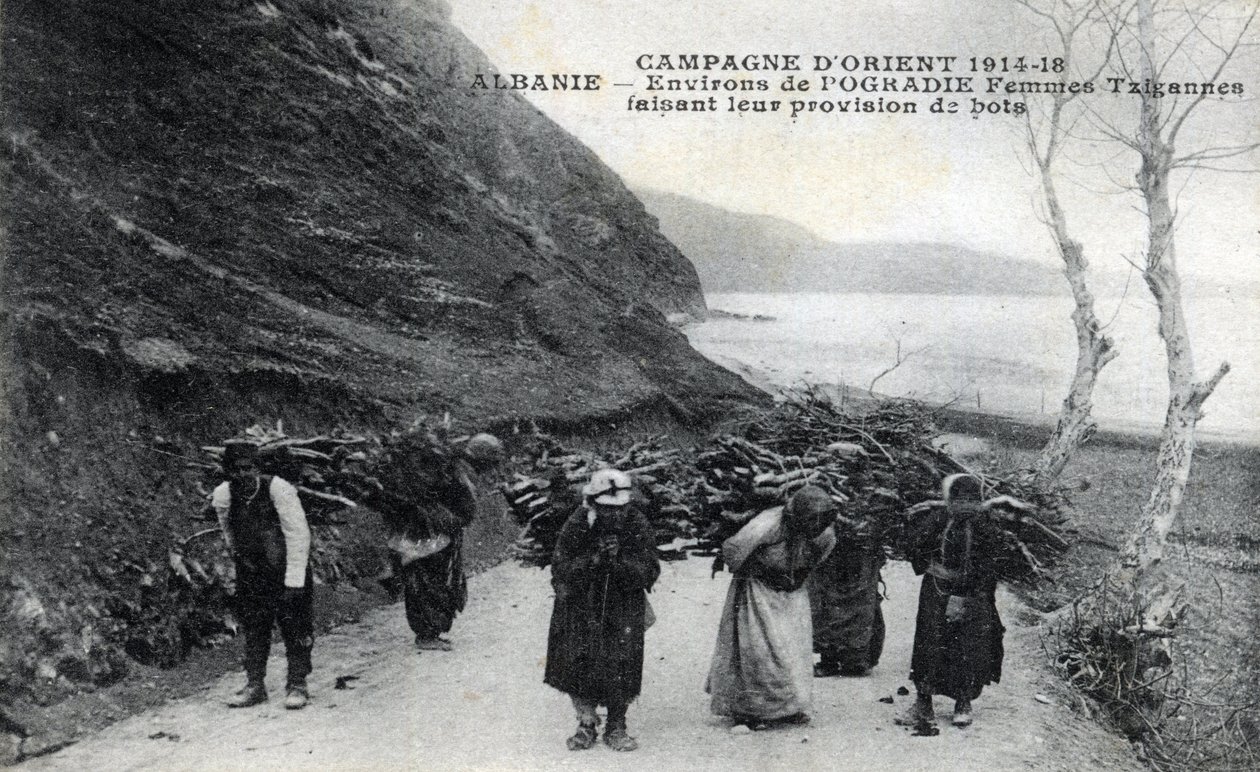 Arnavutluk: Sırtlarında tahta demetler taşıyan çingene kadınlar - Kartpostal 1914-1918 by William M. Timlin