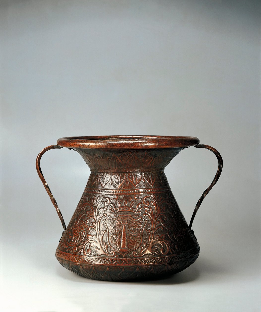 Abruzzo bölgesinin arması ile kabartmalı bakırdan iki kulplu amphora by Benjamin Baud