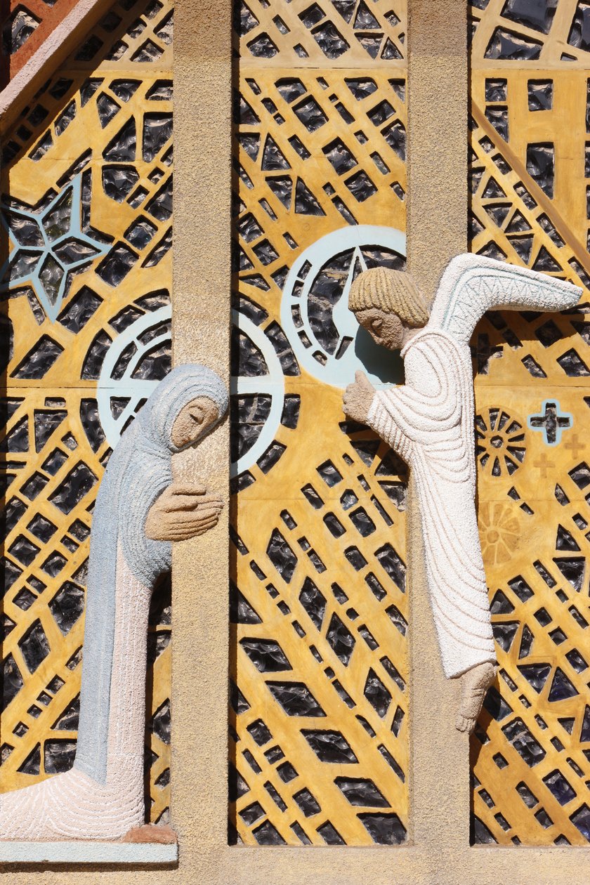 Raymond Vaillant, Hyeres, Fransa tarafından tasarlanan Notre-Dame de Consolation kilisesindeki duyuru heykeli by Unbekannt