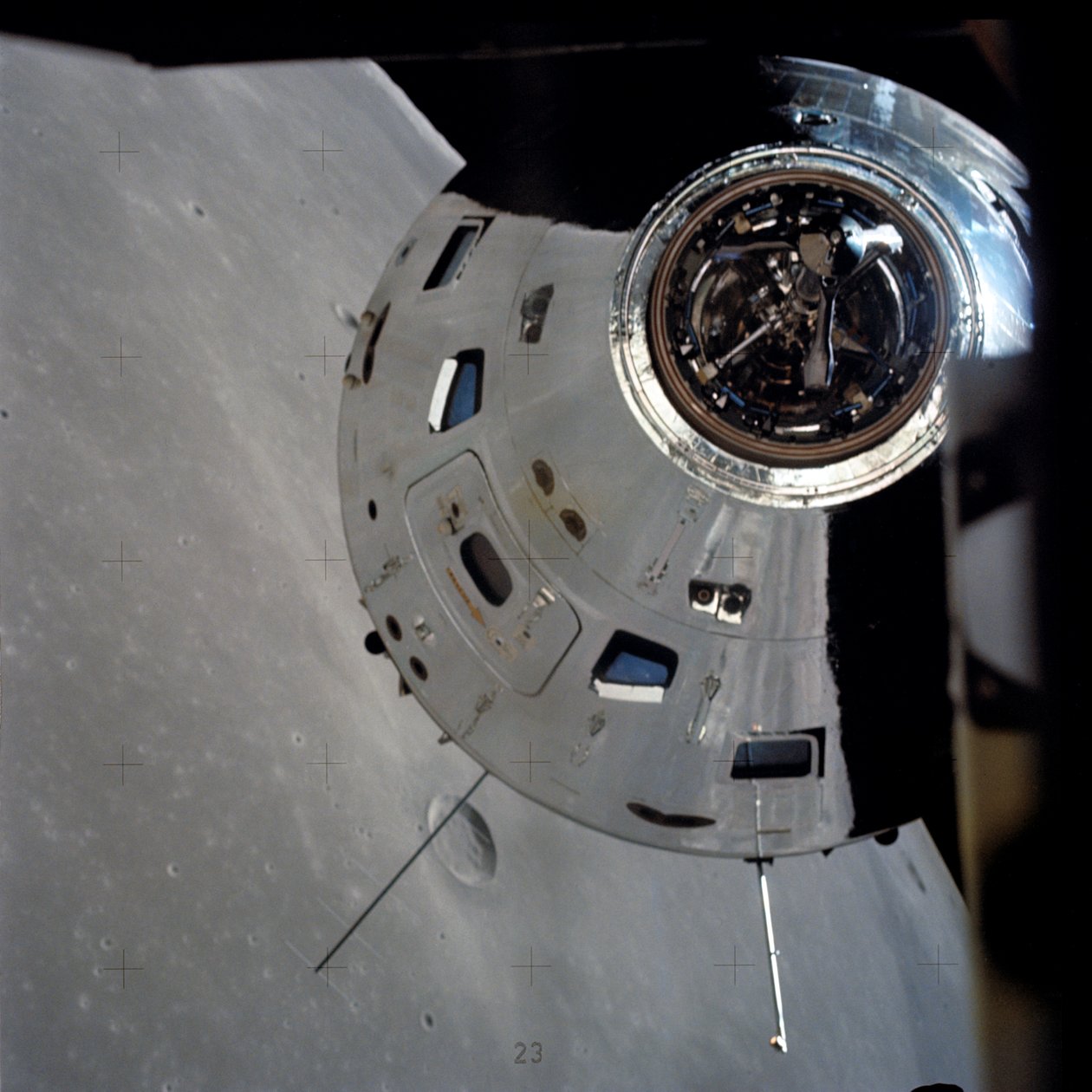 Apollo 17 Komuta/Hizmet modülleri yörüngedeki ay modülünden fotoğraflandı by Unbekannt