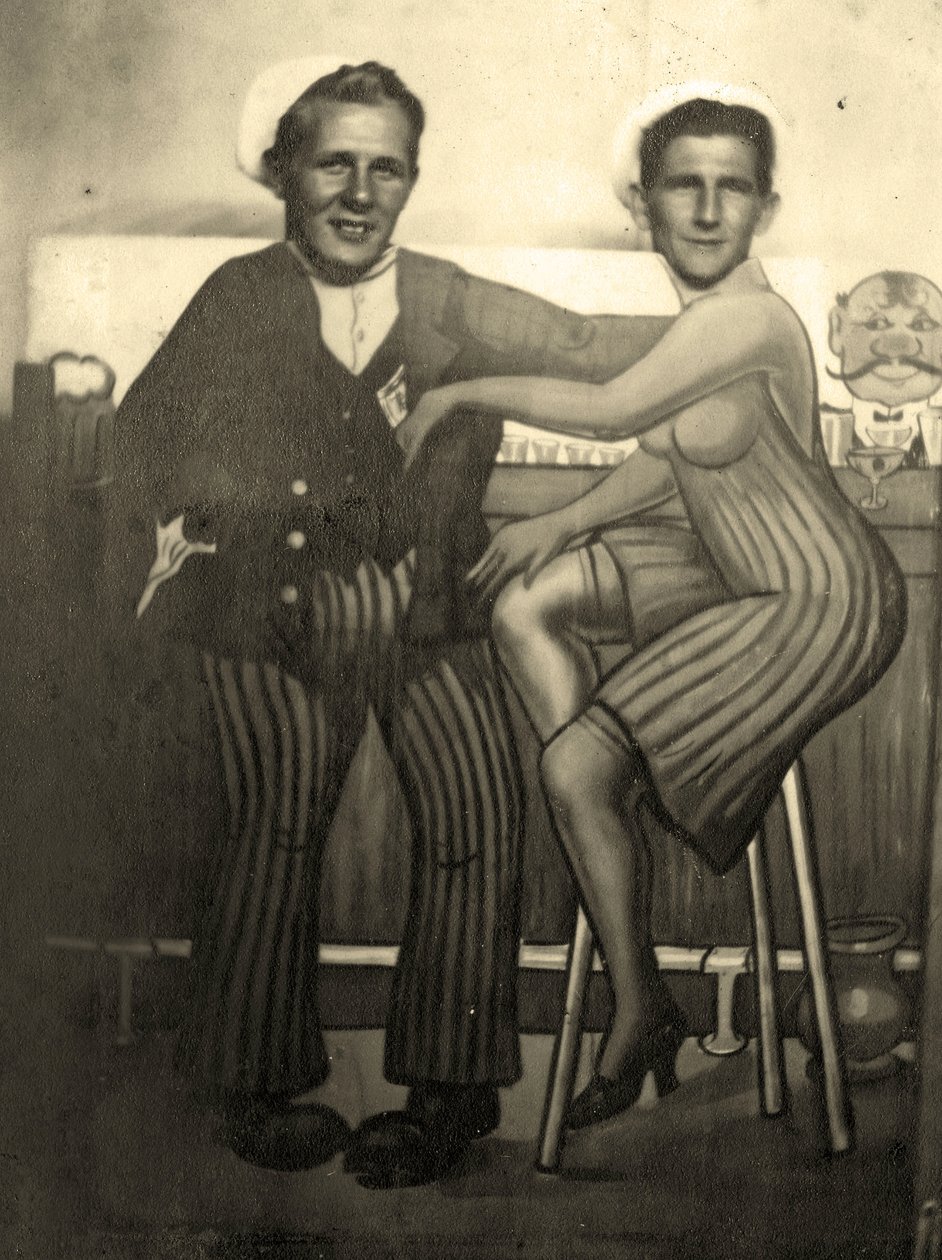 İki Amerikan Denizcisinin Arcade Fotoğrafı, 1939 dolayları (s/b fotoğraf) by Juste Lisch