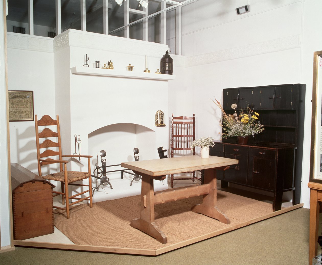 Ernest Gimson ve Ernest Barnsley tarafından tasarlanan mobilya ve metal işleri gösteren Sanat ve El Sanatları iç mekanı by Unbekannt