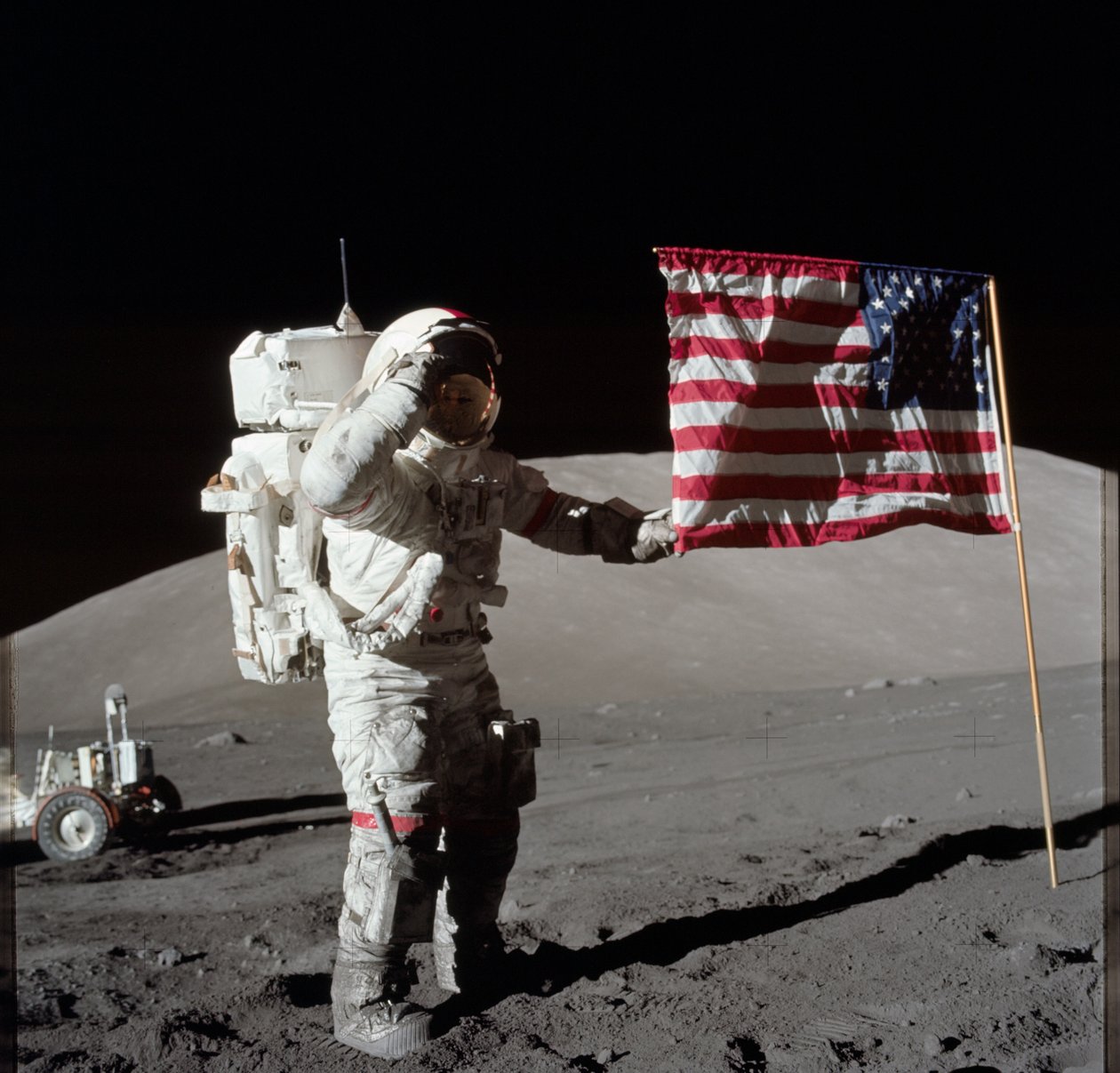 Apollo 17 komutanı Astronot Eugene A. Cernan, Taurus-Littrow iniş sahasında Ay yüzeyinde araç dışı aktivite (EVA) sırasında konuşlandırılmış Amerika Birleşik Devletleri bayrağının yanında fotoğraflandı. Bayrağın en yüksek kısmı gezegenimizi gösteriyor gibi by Unbekannt