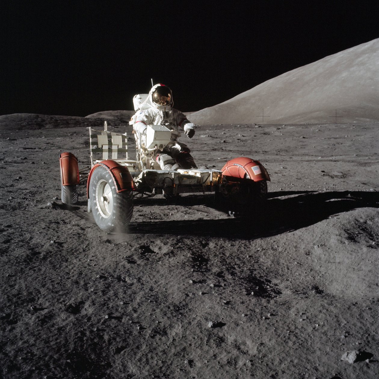 Astronot Eugene Cernan, ilk EVA sırasında Ay Gezici Aracını kullanıyor by Unbekannt