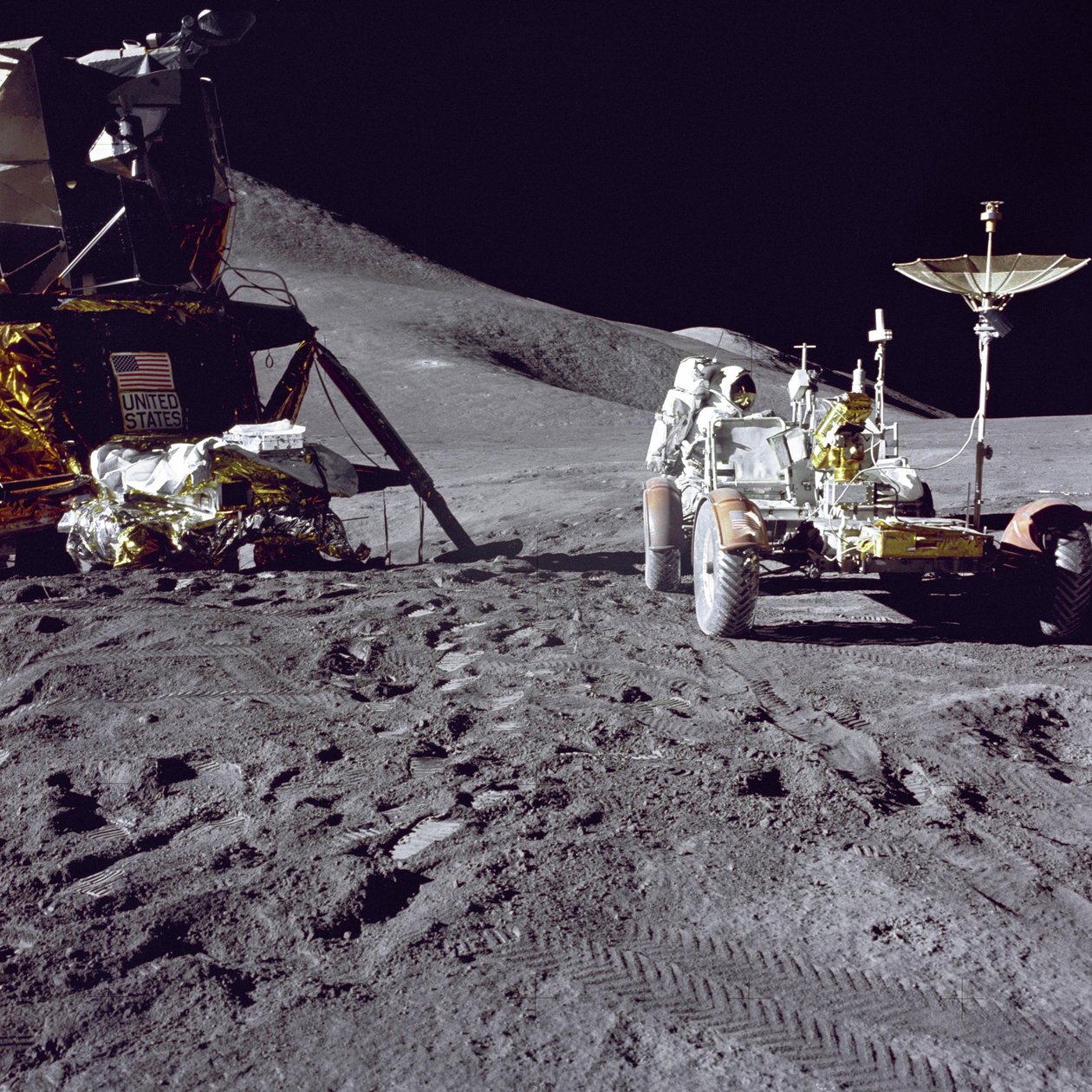 Astronot James Irwin, Ay Gezici Aracını Hadley-Apennine iniş sahasında yüklüyor by Unbekannt