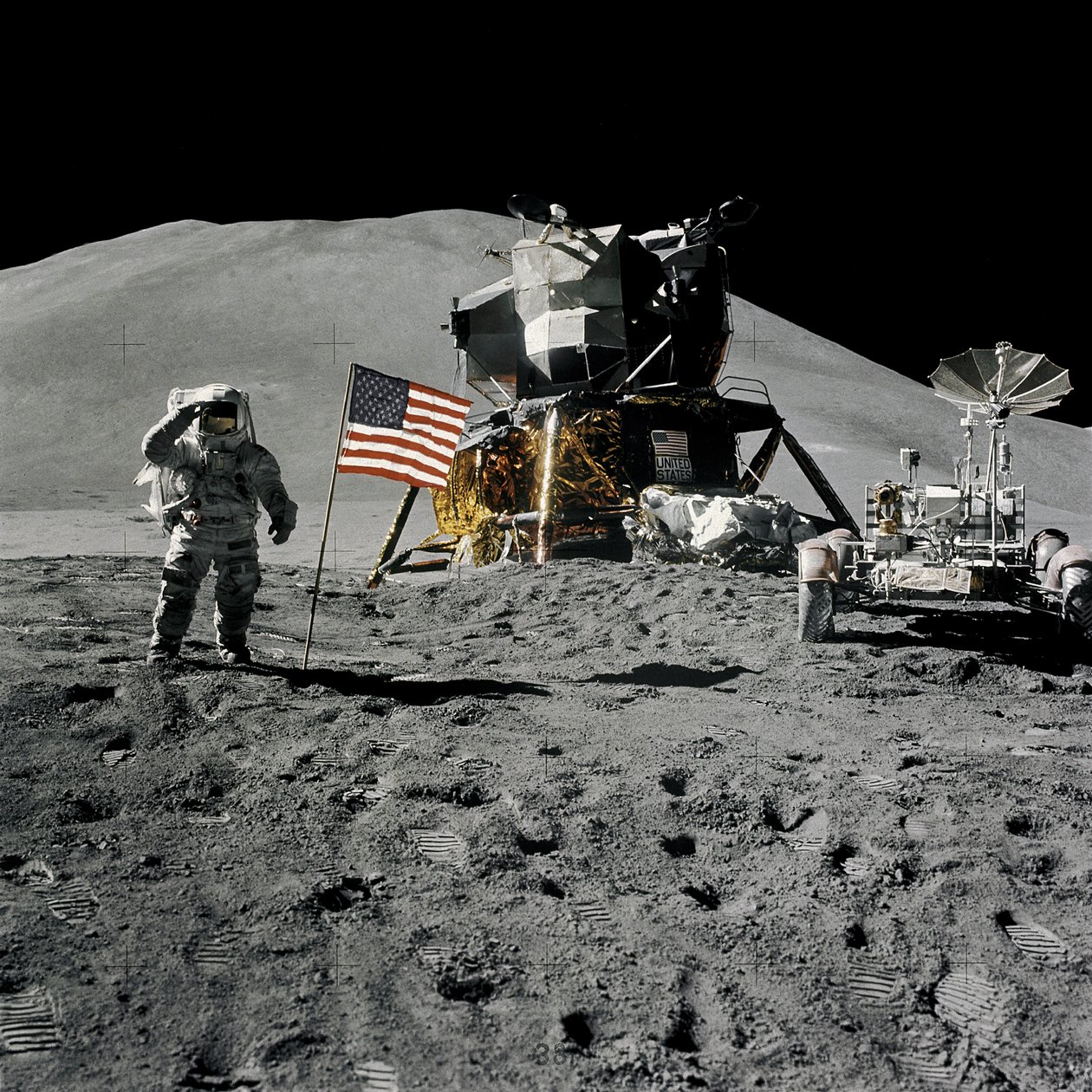 Astronot Jim Irwin, Apollo 15 görevi sırasında Amerikan bayrağını selamlarken by Unbekannt