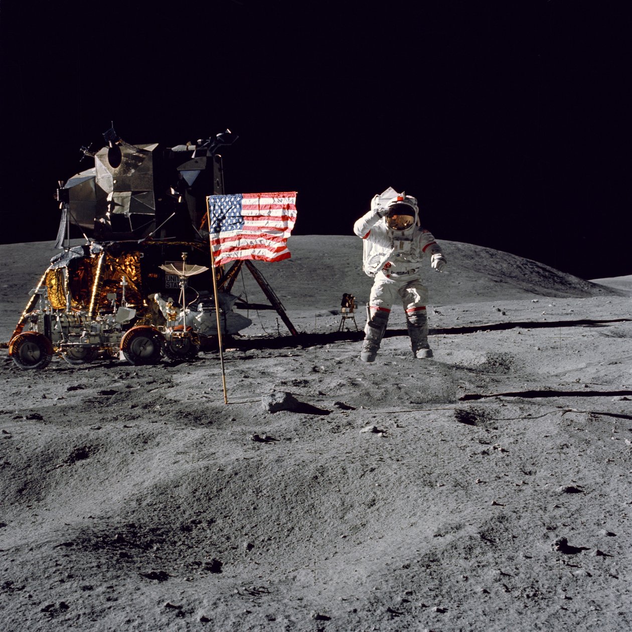Astronot John W. Young, Apollo 16 görevi sırasında Amerika Birleşik Devletleri bayrağını selamlıyor by Unbekannt