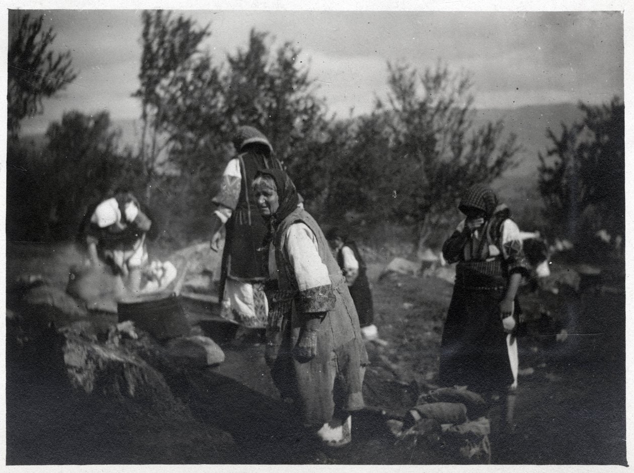 Balkan Yarımadası: Ateşte bir tencerenin önünde kadınlar - Kartpostal 1914-1918 by William M. Timlin