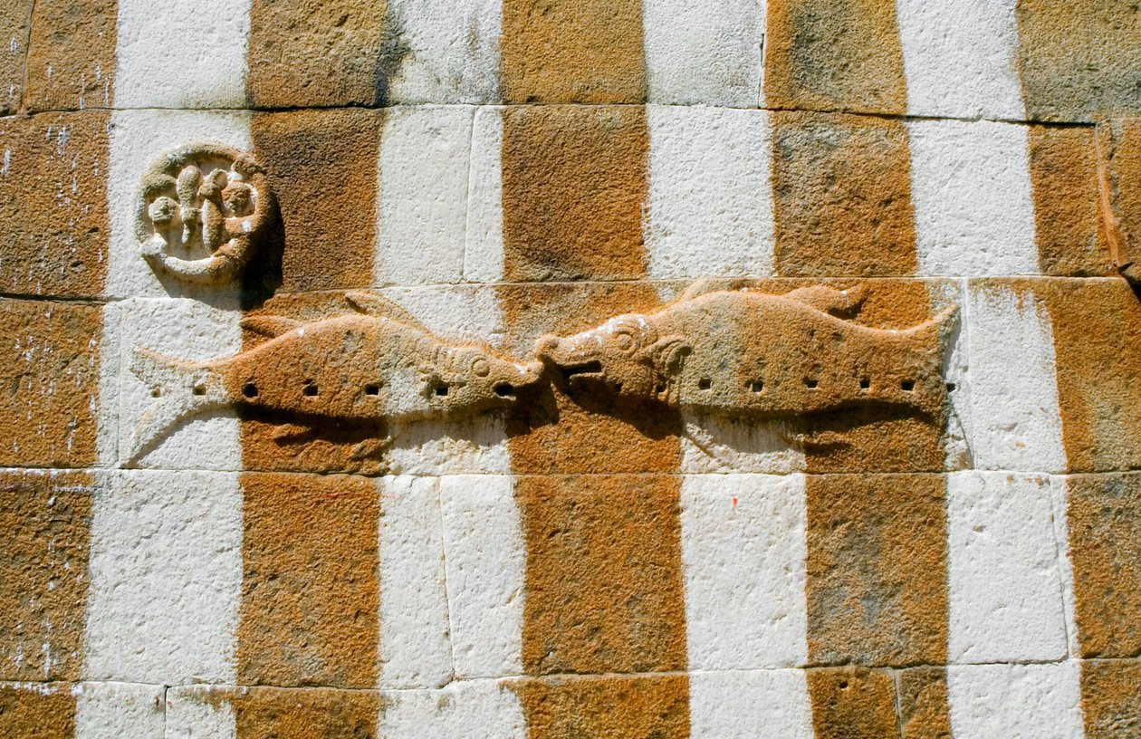 Gomateshwara heykelinin muhafazasındaki iki balığın kısma (fotoğraf) by Unbekannt