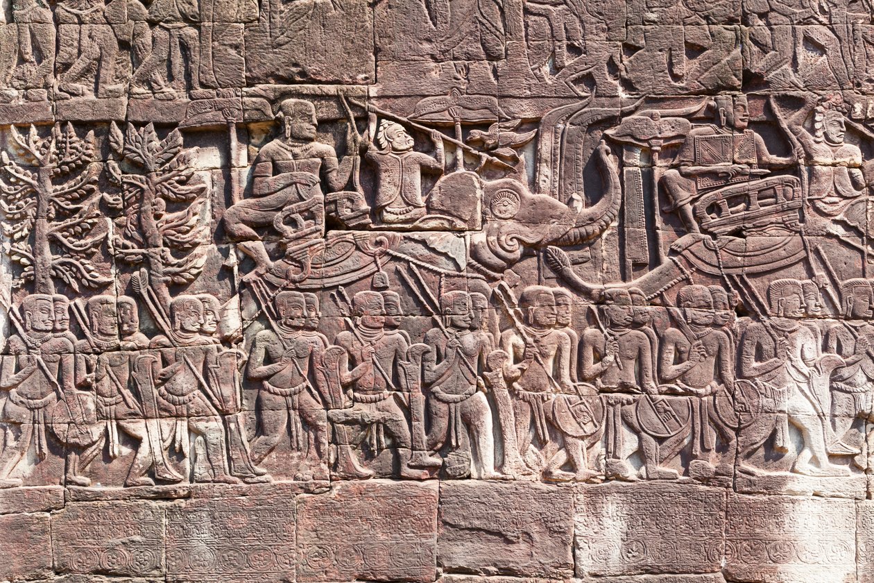 Bayon Tapınağı'nın batı tarafında yürüyen Khmer askerlerini tasvir eden alçak kabartmalar, Angkor arkeolojik alanı, Kamboçya (fotoğraf) by Unbekannter Künstler