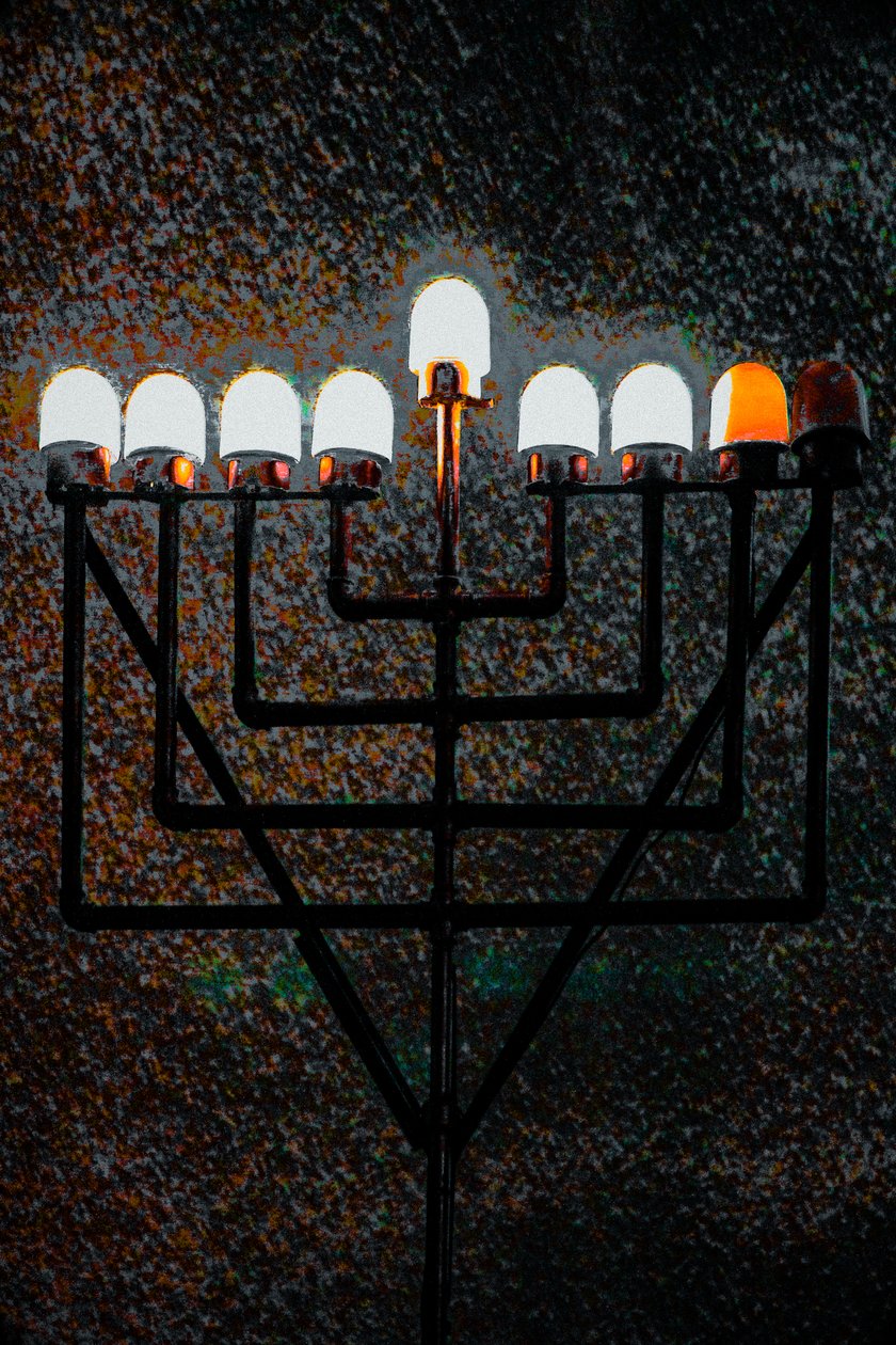 Büyük Sinagog Menorah, 2018 (el boyaması fotoğraf) by Unbekannter Künstler