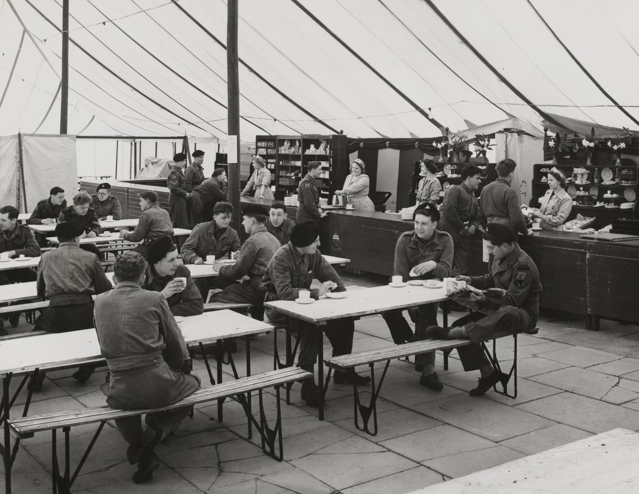 Kantin çadırı, Weybourne Yaz Kampı, Nisan 1954 (s/b fotoğraf) by Unbekannt