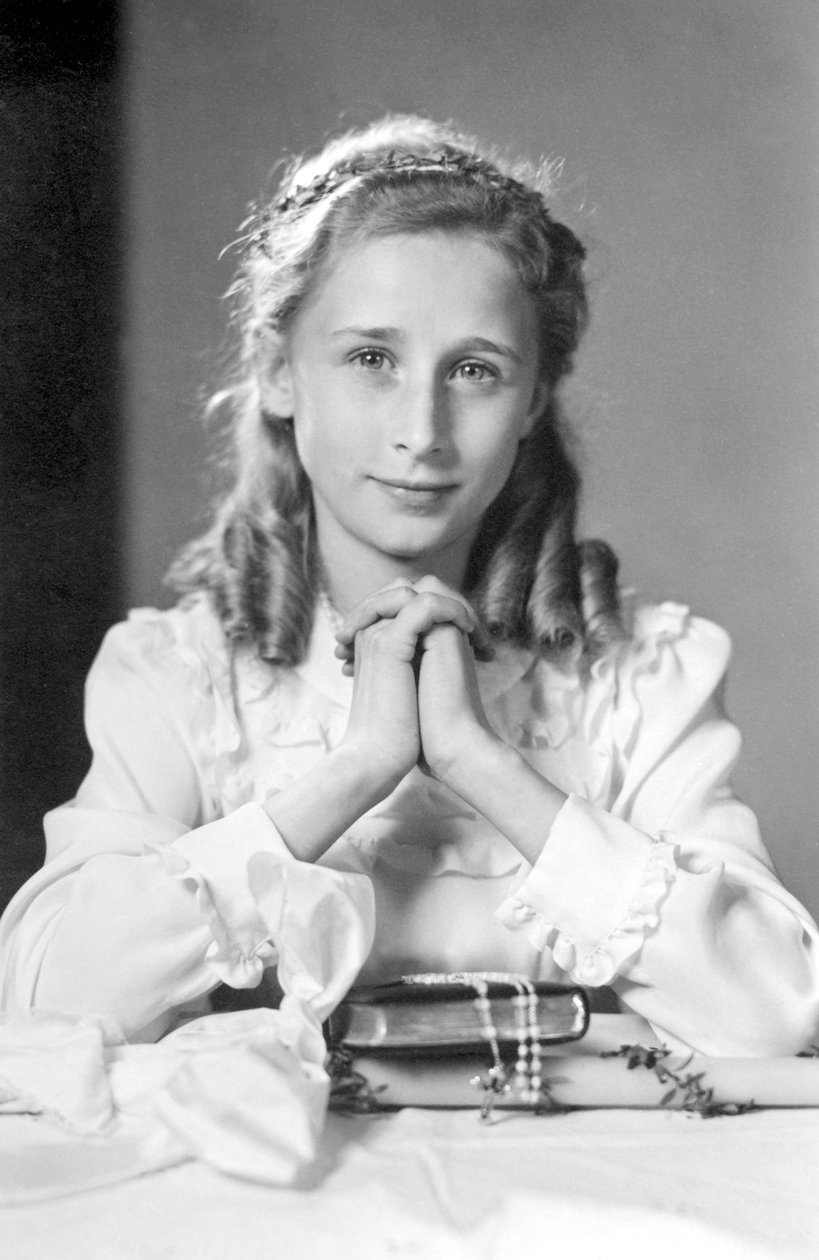 Elleri olan Hristiyan kız İncil, tespih ve mumla dua pozisyonuna katıldı (komünyon fotoğrafı). 1932 civarında fotoğrafçılık by Unbekannt