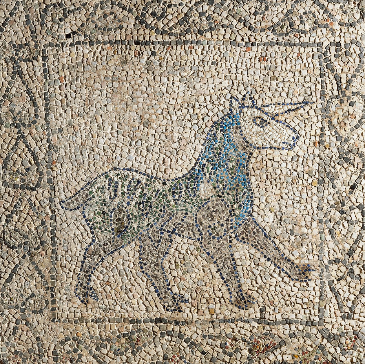 Aziz John Evangelist Kilisesi, Dördüncü Haçlı Seferi, tek boynuzlu atı temsil eden mozaik zemin parçaları, Ravenna, Emilia-Romagna, İtalya by Benjamin Baud
