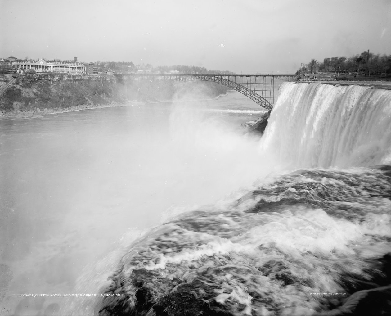 Clifton Oteli ve American Falls, Niagara by Unbekannter Künstler