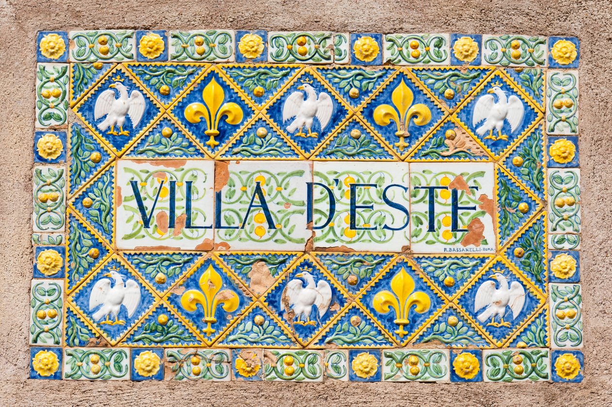 Renkli sırlı pişmiş toprak tabak; Villa d