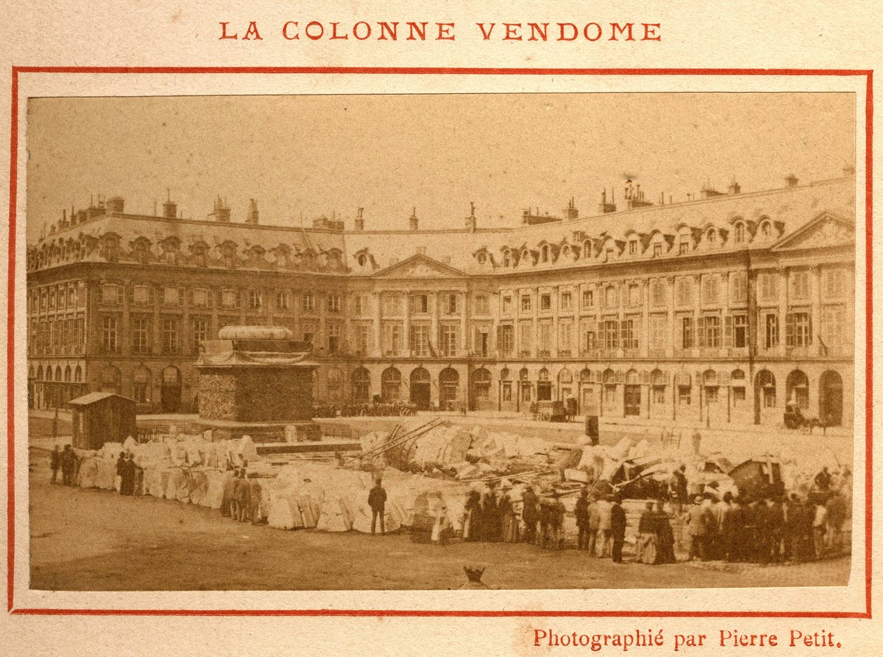 Commune de Paris (1871): Mayıs 1871'de Vendome sütununun yıkımı. Pierre Pepetit'in fotoğrafı. Karton üzerine baskı yapın, Dim. 9x5,4 cm by Unbekannt