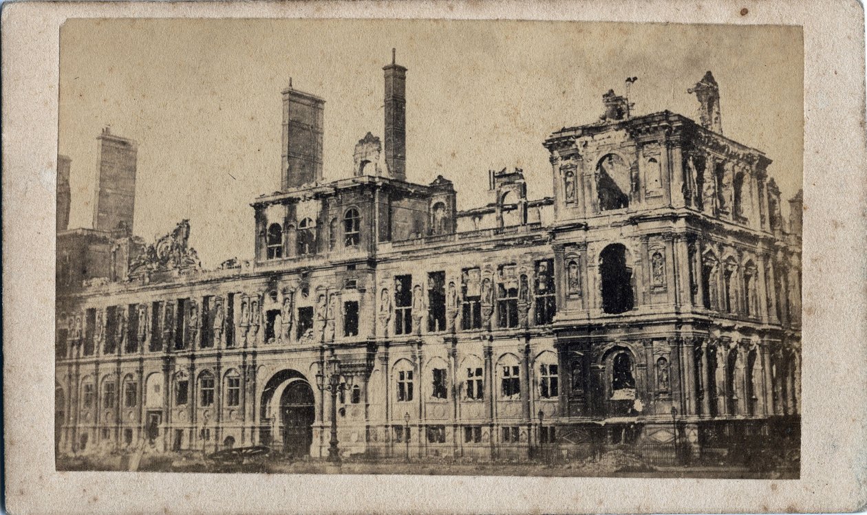 Commune de Paris (1871): Mayıs 1871 yangınından sonra Belediye Binası'nın görünümü. Anonim fotoğraf. Karton üzerine yazdırın Dim. 10x7 cm by Unbekannt
