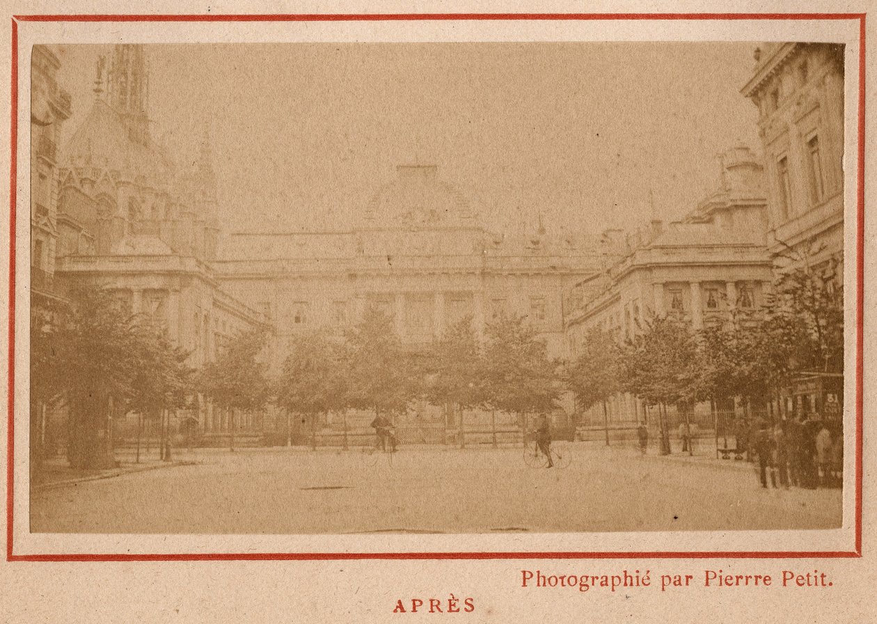 Commune de Paris (1871): Mayıs 1871'deki yangından sonra Paris'teki Palais de Justice'in görünümü. Pierre Pepetit'in fotoğrafı. Karton üzerine baskı yapın, Dim. 9x5,4 cm by Unbekannt