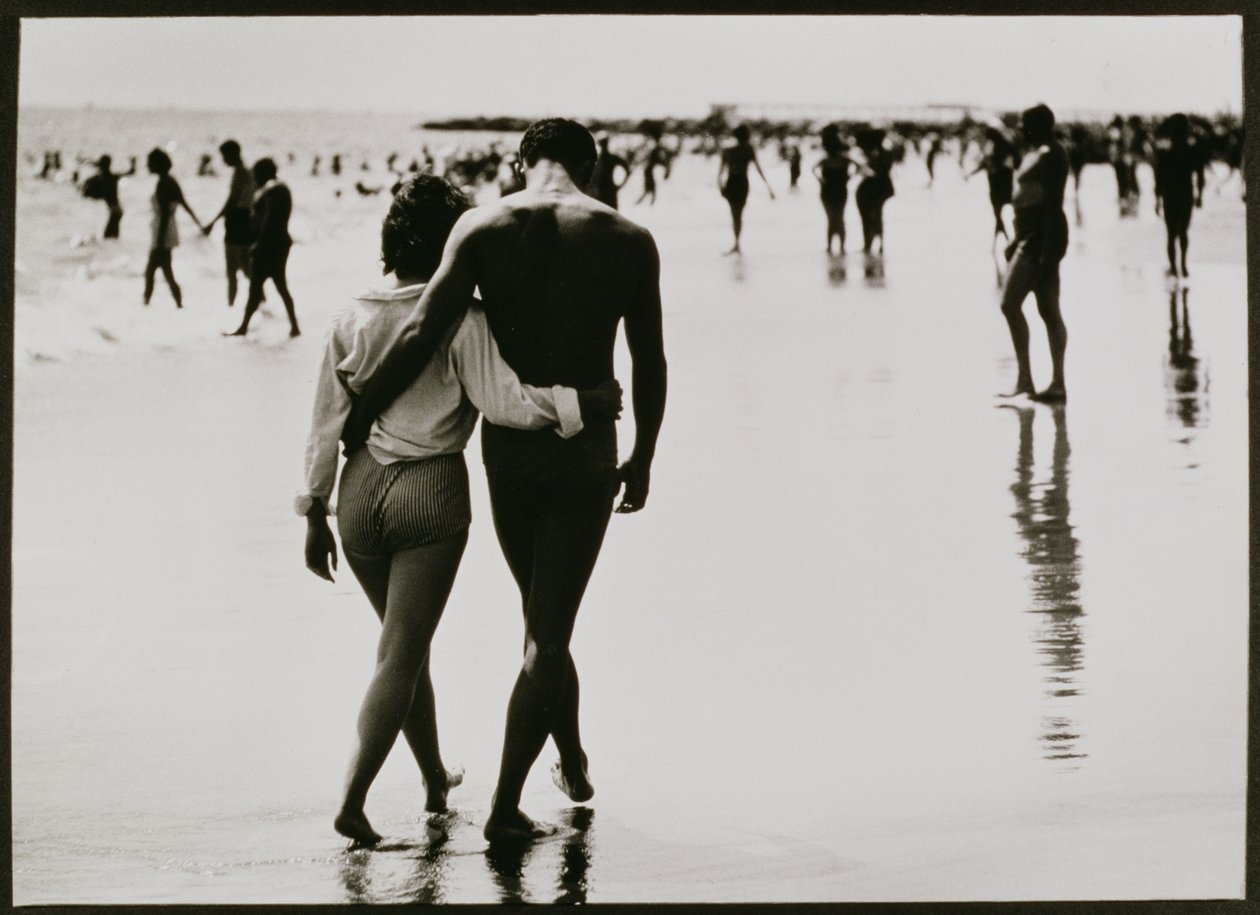 Coney Island, New York City'de Suda Yürüyen Çift, İsimsiz 46, 1953-64 dolayları (s/b fotoğraf) by Unbekannter Künstler
