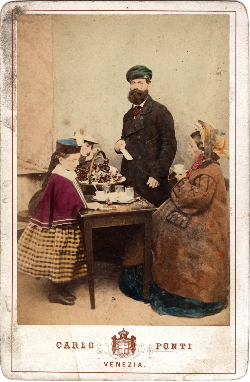 Günlük hayat, bir aile, bir pasta ve kafenin etrafında bir araya gelen bir aile, Venedik. 19. yüzyıl Karton üzerine baskı Dim. 11x16,5 cm by Unbekannt