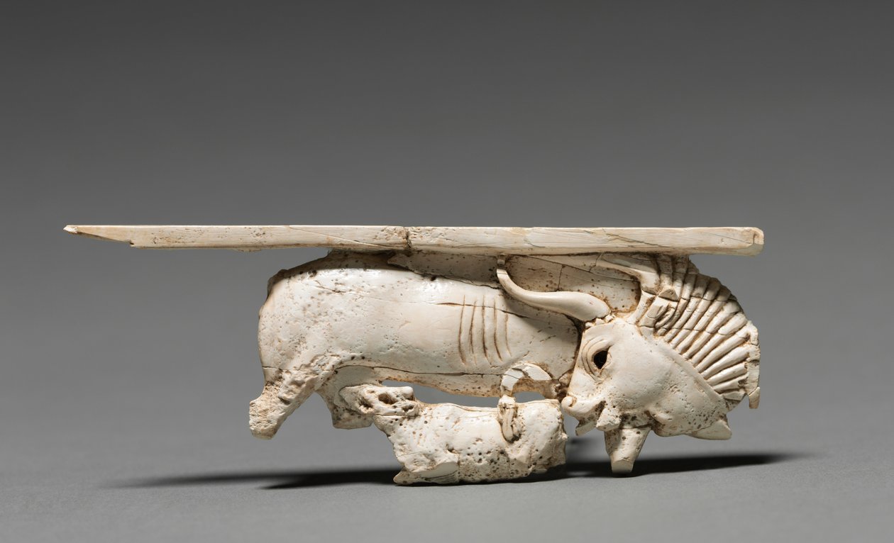 Dekoratif Plak: Buzağısını Besleyen İnek, MÖ 900-800 by Unbekannt