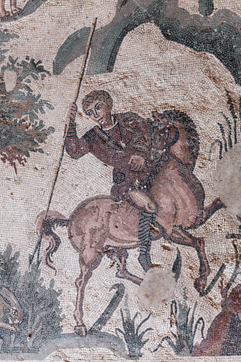Küçük av mozaiğinin detayı. Bir avcı bir tavşanı mızraklamak üzere. 3. - 4. yüzyıl. Casale, Sicilya