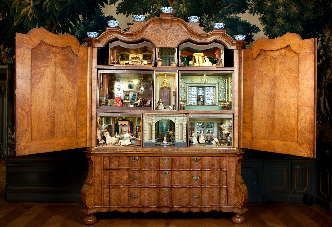 Bebek evi dolabı Sara Ploos van Amstel (d.1760) 1743 (meşe üzerine ceviz kaplama) by Unbekannt