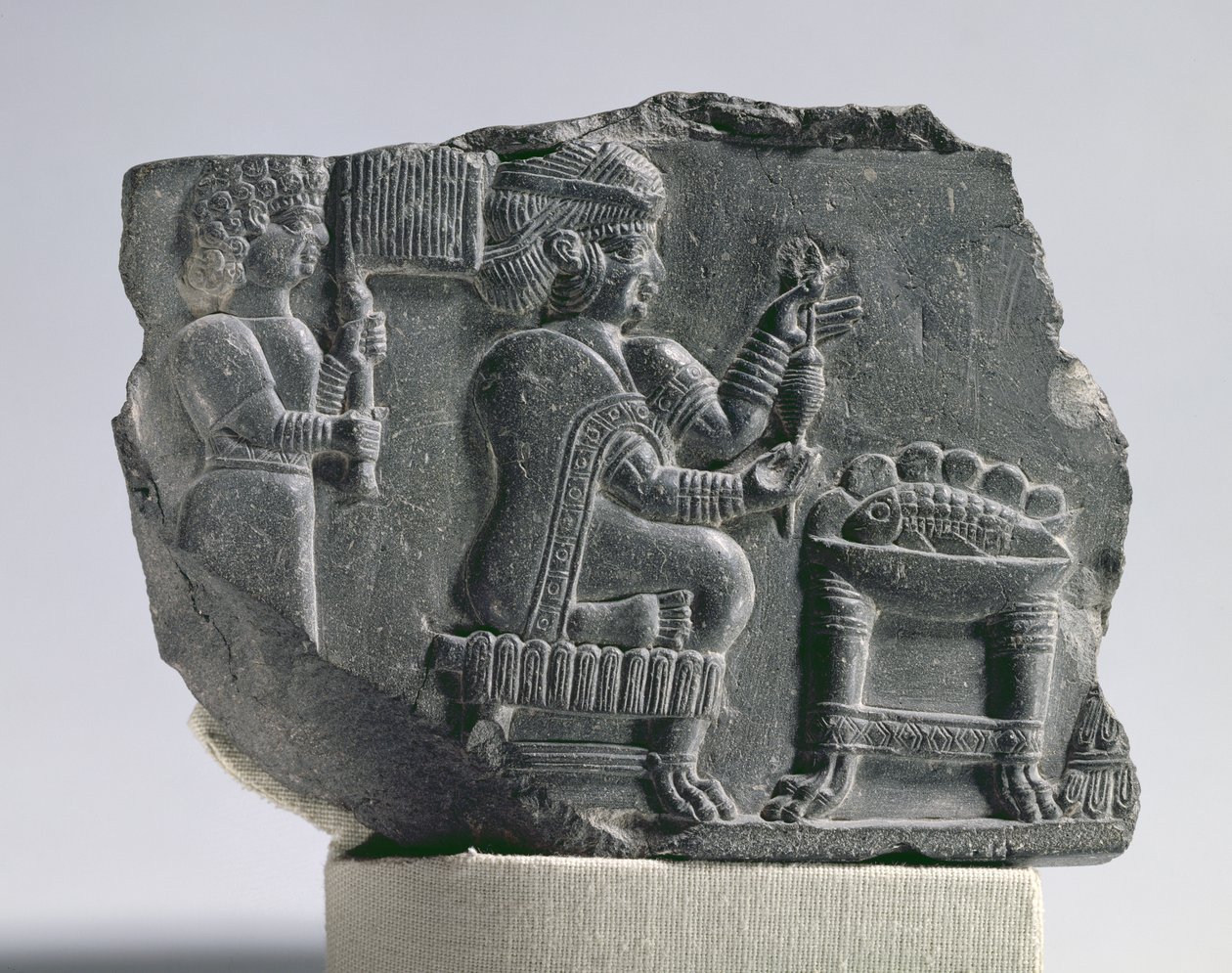 Elamlı kadın eğirme, Neo-Elamit Dönemi, MÖ 700-600 dolayları (bitüm) by Unbekannt