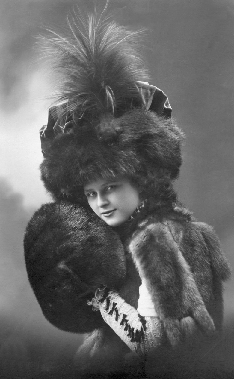 Moda: kürk giymiş genç bir kadın (palto, tüylü şapka ve kol). Annees 1920-1930 Tarihi moda fotoğrafı, kadın model by Unbekannter Künstler
