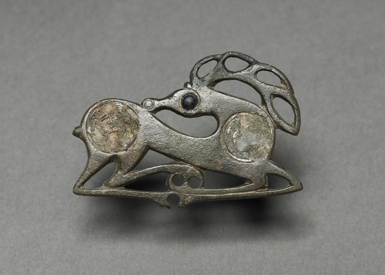 Yaslanmış Geyik Şeklindeki Fibula, yaklaşık 400 by Unbekannt
