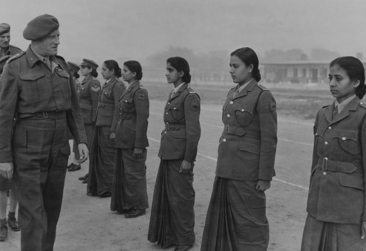 Mareşal Sir Claude Auchinleck, Kadın Yardımcı Kolordu Üyelerini Denetliyor, Hindistan by Unbekannt