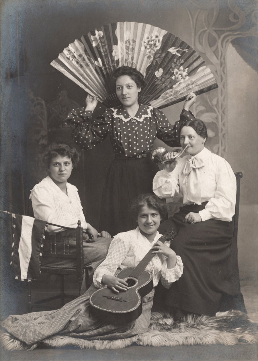 Kornalı, Gitarlı ve Yelpazeli Dört Kadın, Fransa, 1920 dolayları (s/b fotoğraf) by Unbekannter Künstler
