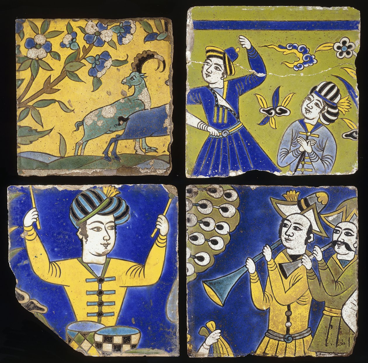 İki dağ keçisini ve müzisyen ve dansçı figürlerini betimleyen dört Safevi cuerda seca çini, c. 1600 by Unbekannt