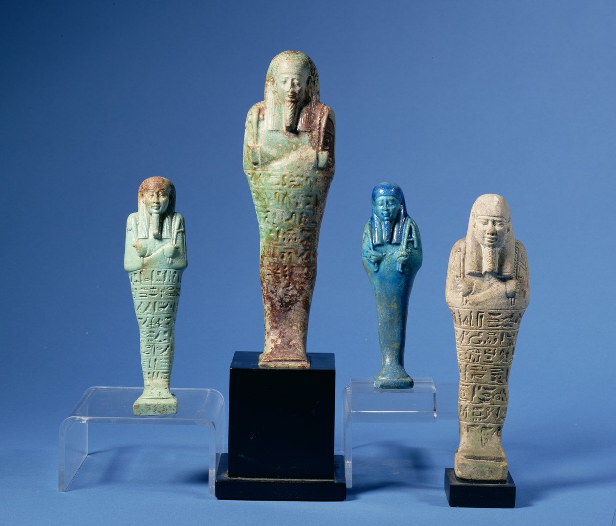 MÖ 7. ila 3. yüzyıllara tarihlenen dört yeşil veya mavi sırlı Shabti figürü, üçü yatay hiyeroglif yazıt şeritleri olan Mısır, by Unbekannt